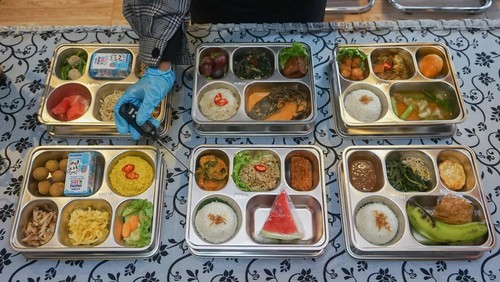 Ahli gizi mengecek suhu makanan menggunakan termometer masak digital saat pemorsian contoh menu makan bergizi gratis (MBG) pada makanan khas nasi megono di Satuan Pelayanan Pemenuhan Gizi (SPPG) Polres Batang di Kabupaten Batang, Jawa Tengah, Sabtu (1/11/2025). Polres Batang bersama Badan Gizi Nasional mempersiapkan SPPG itu yang rencana akan diresmikan oleh Presiden secara serentak dengan polres dari seluruh Indonesia pada 6 November mendatang untuk mendukung program Makan Bergizi Gratis yang nantinya akan melayani sebanyak 13 sekolah dengan 2.882 penerima manfaat di Kabupaten Batang dengan menerapkan standar gizi makanan yang telah ditentukan yang mengangkat menu makanan khas daerah. ANTARA FOTO/Harviyan Perdana Putra/nz.