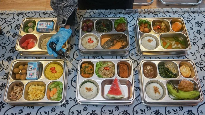 Ahli gizi mengecek suhu makanan menggunakan termometer masak digital saat pemorsian contoh menu makan bergizi gratis (MBG) pada makanan khas nasi megono di Satuan Pelayanan Pemenuhan Gizi (SPPG) Polres Batang di Kabupaten Batang, Jawa Tengah, Sabtu (1/11/2025). Polres Batang bersama Badan Gizi Nasional mempersiapkan SPPG itu yang rencana akan diresmikan oleh Presiden secara serentak dengan polres dari seluruh Indonesia pada 6 November mendatang untuk mendukung program Makan Bergizi Gratis yang nantinya akan melayani sebanyak 13 sekolah dengan 2.882 penerima manfaat di Kabupaten Batang dengan menerapkan standar gizi makanan yang telah ditentukan yang mengangkat menu makanan khas daerah. ANTARA FOTO/Harviyan Perdana Putra/nz.