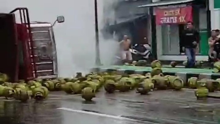 Tabung gas melon berceceran di jalan Jogja-Solo, Klaten setelah truk terguling, Sabtu (1/11/2025). (dok. istimewa/Ade) Tabung gas melon berceceran di jalan Jogja-Solo, Klaten setelah truk terguling, Sabtu (1/11/2025). (dok. istimewa/Ade)