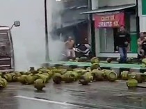 Truk Terguling di Jalan Jogja-Solo, Muatan Gas Melon Berceceran