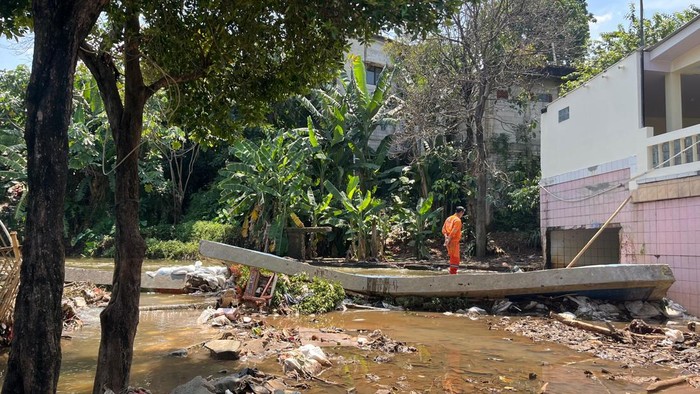 Tanggul Baswedan di Pasar Minggu Jebol.