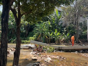 Tanggul Baswedan Jebol, Air Masih Meluap Meski Ditahan Karung Pasir