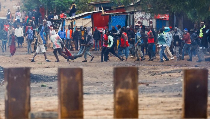 SENSITIVE MATERIAL. THIS IMAGE MAY OFFEND OR DISTURB Demonstrators carry the dead body of a man killed during a protest a day after a general election marred by violent demonstrations over the exclusion of two leading opposition candidates at the Namanga One-Post Border crossing point between Kenya and Tanzania, as seen from Namanga, Kenya October 30, 2025. REUTERS/Thomas Mukoya