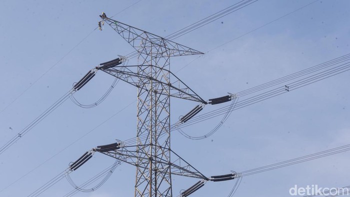 Petugas tengah melakukan perawatan Menara SUTET (Saluran Udara Tegangan Ekstra Tinggi) di kawasan Tangerang Selatan, Sabtu (1/11/2025).