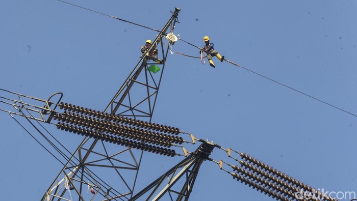 Petugas tengah melakukan perawatan Menara SUTET (Saluran Udara Tegangan Ekstra Tinggi) di kawasan Tangerang Selatan, Sabtu (1/11/2025).