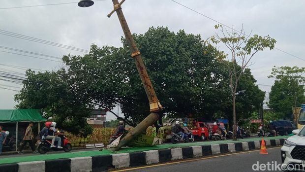 Tiang PJU jalan Jogja-Solo di Klaten tampak bengkok usai ditabrak truk muatan gas melon, Sabtu (1/11/2025). (Achmad Husain Syauqi/ detikJateng) Tiang PJU jalan Jogja-Solo di Klaten tampak bengkok usai ditabrak truk muatan gas melon, Sabtu (1/11/2025). (Achmad Husain Syauqi/ detikJateng)