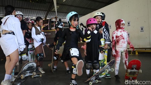 Unjuk aksi para peserta parade Halloween di Motion Skate Park, Kuta, Sabtu (1/11/2025).