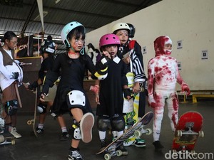 Parade Skateboard Bertema Halloween, Bocah Cewek Unjuk Aksi di Kuta