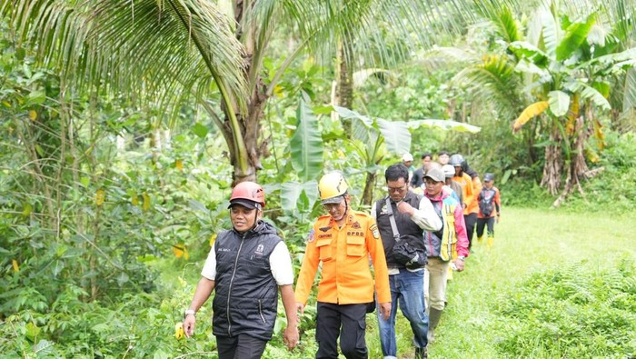 Wakil Bupati Tasikmalaya, Asep Sopari Alayubi, mendatangi lokasi banjir bah pada Sabtu sore (1/11/2025)