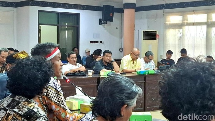 Warga mengikuti RDP di Gedung DPRD Tarakan terkait limbah PT PRI.