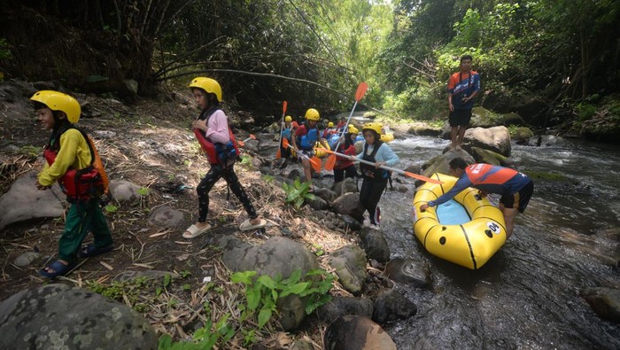 Wisatawan menggunakan kano karet saat menyusuri Kali Pusur, di Wangen, Polanharjo, Klaten, Jawa Tengah, Sabtu (1/11/2025). Wisata menyusuri aliran Kali Pusur menggunakan kano karet tersebut dikembangkan oleh Kelompok Sadar Wisata (Pokdarwis) Kano Kali Pusur dengan tarif Rp65 ribu-Rp85 ribu per orang dan diharapkan dapat meningkatkan perekonomian warga sekaligus sebagai upaya menjaga kelestarian lingkungan. ANTARA FOTO/Aloysius Jarot Nugroho/tom.