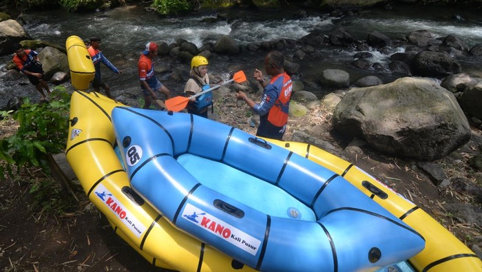 Wisatawan menggunakan kano karet saat menyusuri Kali Pusur, di Wangen, Polanharjo, Klaten, Jawa Tengah, Sabtu (1/11/2025). Wisata menyusuri aliran Kali Pusur menggunakan kano karet tersebut dikembangkan oleh Kelompok Sadar Wisata (Pokdarwis) Kano Kali Pusur dengan tarif Rp65 ribu-Rp85 ribu per orang dan diharapkan dapat meningkatkan perekonomian warga sekaligus sebagai upaya menjaga kelestarian lingkungan. ANTARA FOTO/Aloysius Jarot Nugroho/tom.