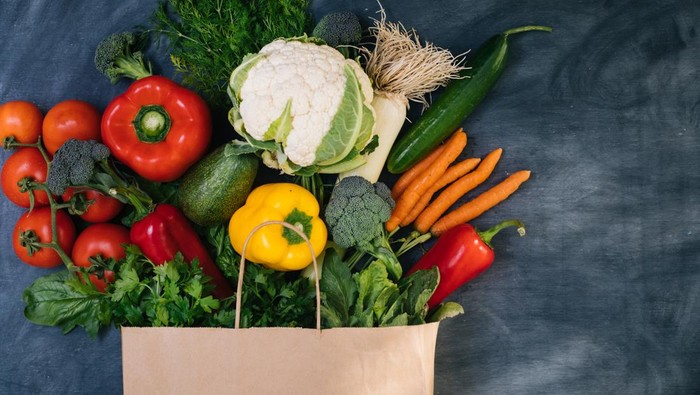 Shopping bag full of fresh vegetables and fruits