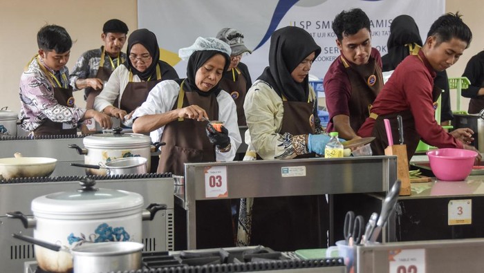 Sejumlah juru masak mengikuti pelatihan peningkatan kompetensi kuliner di Ruang Praktik Tata Boga SMK Negeri 1 Ciamis, Jawa Barat, Minggu (2/11/2025). Pelatihan yang digelar LPK Gemilang Cita Nusantara bekerja sama dengan LSP Mutu Wisata dan Badan Nasional Sertifikasi Profesi (BNSP) itu diikuti oleh 18 peserta dari dapur SPPG MBG Ciamis untuk meningkatkan keterampilan dan mendapatkan sertifikasi profesi tenaga kerja kuliner. ANTARA FOTO/Adeng Bustomi