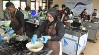 Sejumlah juru masak dari MBG Ciamis mengikuti pelatihan peningkatan kompetensi kuliner di Ruang Praktik Tata Boga SMK Negeri 1 Ciamis, Jawa Barat, Minggu (2/11/2025). ANTARA FOTO/Adeng Bustomi
