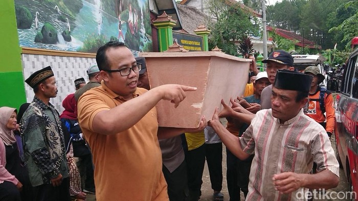 4 Korban Tewas Longsor Trenggalek Dimakamkan dalam Dua Liang Lahat