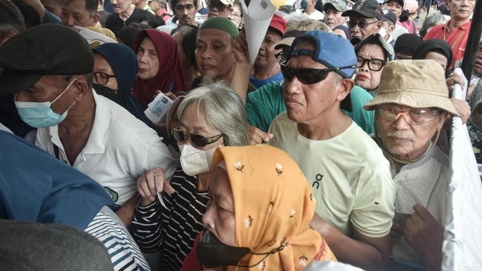 Sejumlah warga lanjut usia (lansia) antre untuk mendaftar dan perpanjangan program Kartu Layanan Gratis (KLG) pada Hari Bebas Kendaraan Bermotor (HBKB) di kawasan Bundaran HI, Jakarta Pusat, Minggu (2/11/2025). Pemprov DKI Jakarta membuka pendaftaran dan perpanjangan KLG bagi 15 golongan warga yang memiliki Kartu Tanda Penduduk (KTP) DKI Jakarta untuk memberikan kemudahan transportasi publik bagi warga yang membutuhkan. ANTARA FOTO/Fakhri Hermansyah