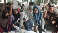 Sejumlah warga lanjut usia (lansia) antre untuk mendaftar dan perpanjangan program Kartu Layanan Gratis (KLG) pada Hari Bebas Kendaraan Bermotor (HBKB) di kawasan Bundaran HI, Jakarta Pusat, Minggu (2/11/2025). Sejak pagi, warga terutama para lansia—antusias mengantre untuk mendaftar maupun memperpanjang Kartu Layanan Gratis (KLG) yang dibuka oleh Pemprov DKI Jakarta. ANTARA FOTO/Fakhri Hermansyah