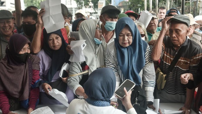 Sejumlah warga lanjut usia (lansia) antre untuk mendaftar dan perpanjangan program Kartu Layanan Gratis (KLG) pada Hari Bebas Kendaraan Bermotor (HBKB) di kawasan Bundaran HI, Jakarta Pusat, Minggu (2/11/2025). Pemprov DKI Jakarta membuka pendaftaran dan perpanjangan KLG bagi 15 golongan warga yang memiliki Kartu Tanda Penduduk (KTP) DKI Jakarta untuk memberikan kemudahan transportasi publik bagi warga yang membutuhkan. ANTARA FOTO/Fakhri Hermansyah