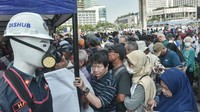 Program ini ditujukan bagi 15 golongan warga ber-KTP DKI, mulai dari lansia hingga penyandang disabilitas, untuk memudahkan akses transportasi publik secara gratis. Di tengah suasana car free day yang semarak, petugas tampak sibuk melayani pendaftaran sambil membantu warga yang datang membawa berkas. ANTARA FOTO/Fakhri Hermansyah