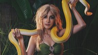 7 Gaya Anya Geraldine Cosplay Jadi Britney Spears, Seksi Pamer Perut Rata