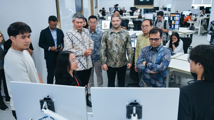 Wamenkomdigi Nezar Patria meninjau pelaksanaan program pengembangan talenta digital Apple Developer Academy di Badung, Bali