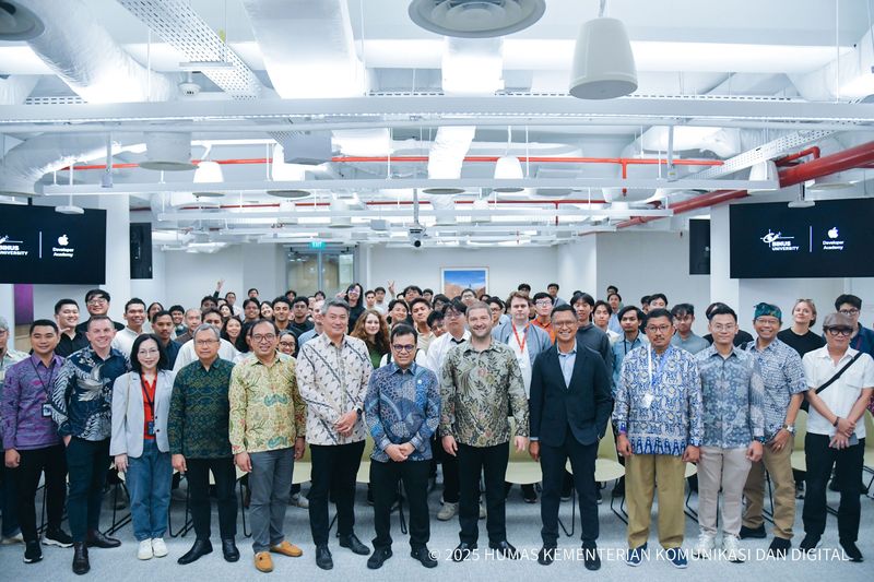 Wamenkomdigi Nezar Patria meninjau pelaksanaan program pengembangan talenta digital Apple Developer Academy di Badung, Bali