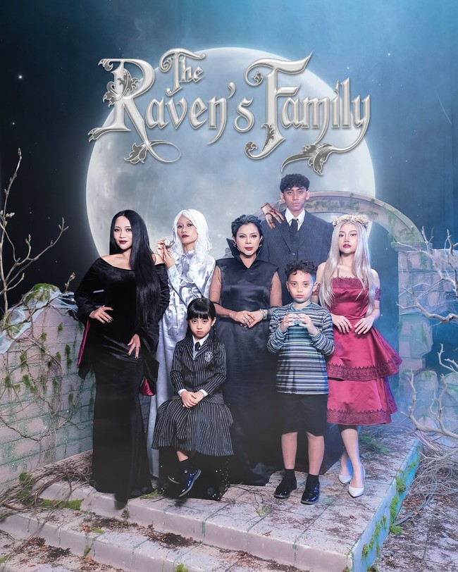 Adapun selebgram Rachel Venya yang mengajak keluarganya untuk berkostum Halloween sebagai ‘The Addams Family’. Foto: Instagram