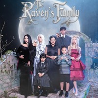 Adapun selebgram Rachel Venya yang mengajak keluarganya untuk berkostum Halloween sebagai ‘The Addams Family’. Foto: Instagram