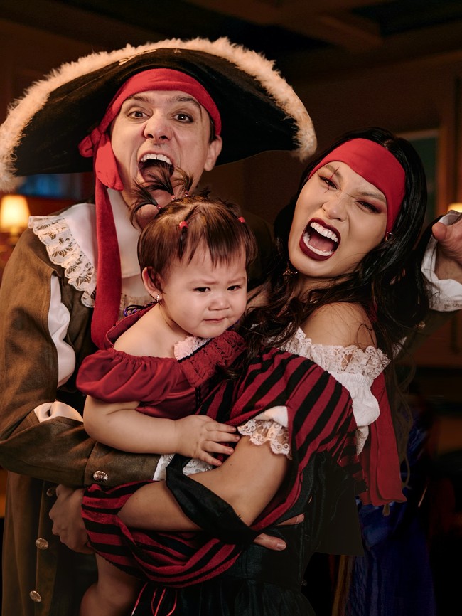 Artis lain yang merayakan Halloween bersama keluarga adalah Patricia Gouw. Ia beserta suami dan anak totalitas tampil sebagai bajak laut. Foto: Instagram