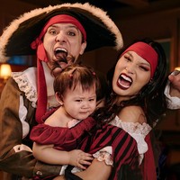 Artis lain yang merayakan Halloween bersama keluarga adalah Patricia Gouw. Ia beserta suami dan anak totalitas tampil sebagai bajak laut. Foto: Instagram