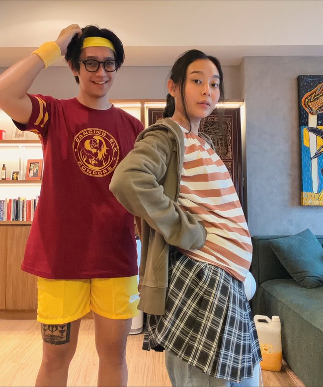Halloween sering dijadikan ajang kompak bersama pasangan. Tahun ini Brandon Salim dan istri berkostum sebagai duo ikonik dalam film ‘Juno’ sekaligus mengumukan kehamilan sang istri, Dhika Himawan.Foto: Instagram