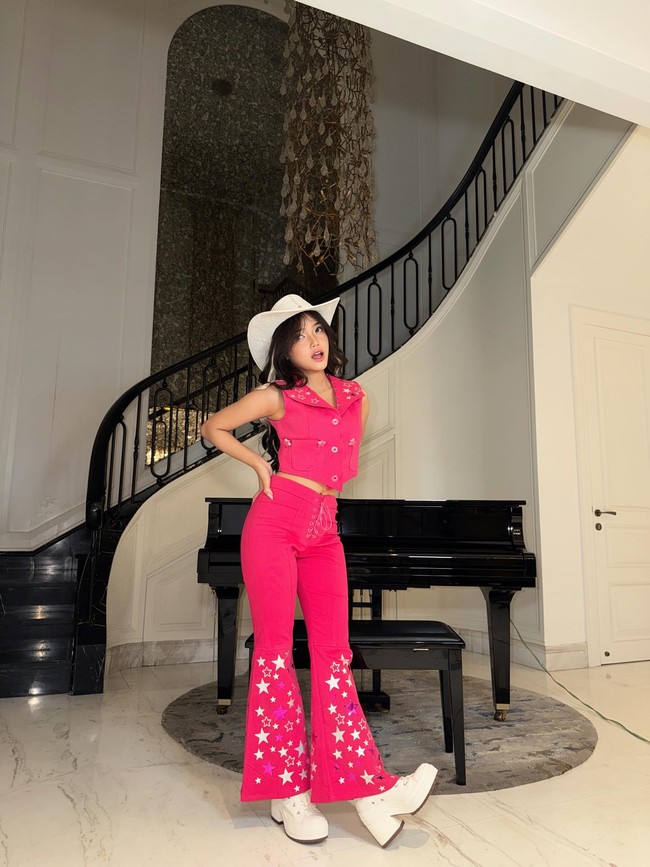 Karakter film menjadi inspirasi banyak artis dalam ber-Halloween di 2025. Fuji memilih menjadi Barbie dengan jumpsuit fuschia dan topi koboi.Foto: Instagram