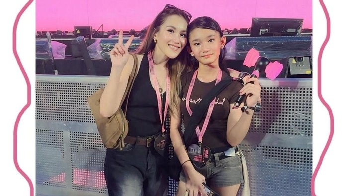 Ayu Ting Ting dan Bilqis Khumairah Razak nonton konser BLACPINK di hari pertama.