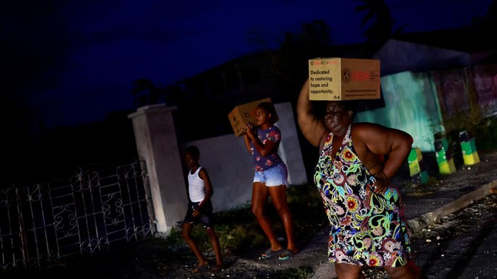 Warga Jamaika mulai bangkit setelah Badai Melissa melanda wilayah mereka pada Sabtu (1/11/2025). Di kawasan Lacovia, Paroki Saint Elizabeth, sejumlah warga tampak bergotong royong memperbaiki rumah dan fasilitas yang rusak akibat terjangan angin kencang serta hujan deras. REUTERS/Raquel Cunha