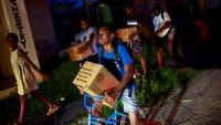 Kotak-kotak berisi makanan dan kebutuhan pokok disalurkan ke rumah-rumah warga sebagai bentuk dukungan bagi mereka yang kehilangan harta benda akibat badai tersebut. REUTERS/Raquel Cunha