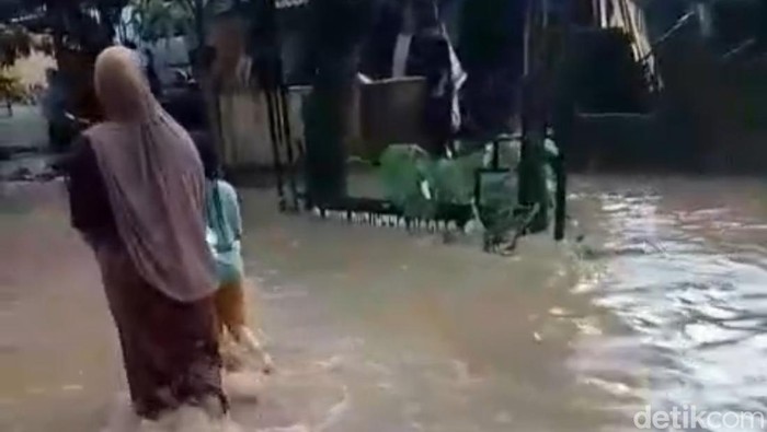 Banjir melanda Desa Eyat Mayang, Kecamatan Lembar, Lombok Barat, Minggu (2/11/2025).