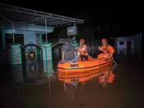 Banjir Terjang Lumajang, Warga Dievakuasi Gunakan Perahu Karet