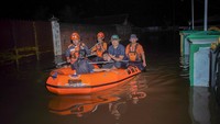 Petugas BPBD Lumajang mengevakuasi warga terdampak banjir dengan menggunakan perahu di Desa Kutorenon, Kecamatan Sukodono, Lumajang, Jawa Timur, Minggu (2/11/2025). Air setinggi 80 hingga 150 sentimeter membuat aktivitas warga lumpuh dan memaksa sebagian dari mereka mengungsi. ANTARA FOTO/Irfan Sumanjaya