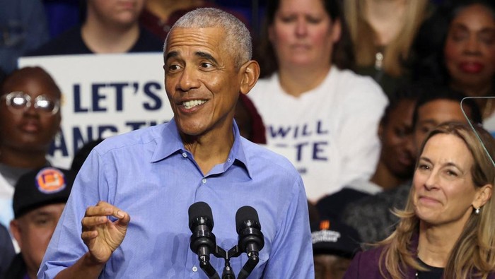 Suasana politik di New Jersey makin hangat jelang pemilihan gubernur. Mantan Presiden Amerika Serikat Barack Obama ikut turun gunung memberikan dukungan untuk kandidat Demokrat Mikie Sherrill dalam sebuah rapat umum di Newark, Sabtu (1/11/2025). REUTERS/Kylie Cooper