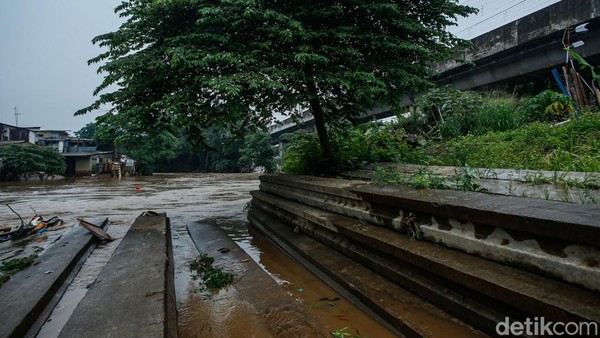 Begini Potret Terkini Beton Normalisasi Kali Ciliwung di Manggarai