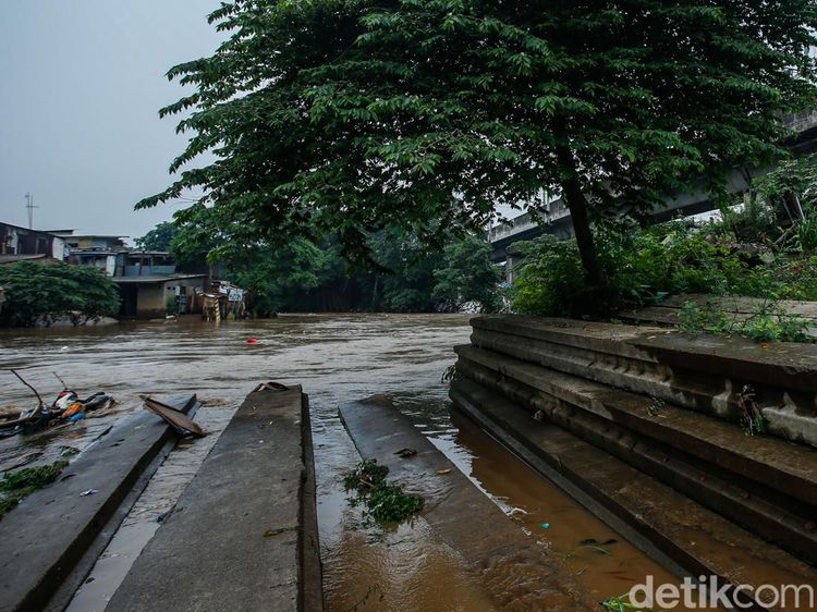 Begini Potret Terkini Beton Normalisasi Kali Ciliwung di Manggarai