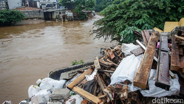 Deretan beton di bantaran Kali Ciliwung kawasan Manggarai, Jakarta, kini mulai tampak tertutup tanaman liar. Proyek normalisasi sungai yang digagas pemerintah sejak 2013 itu sempat menjadi tumpuan harapan warga untuk mengurangi banjir, namun kini terlihat tak banyak aktivitas di lapangan.