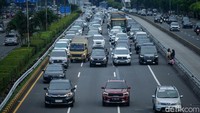 Kemacetan terjadi di Tol Dalam Kota (Dalkot) Jakarta arah Grogol pada Minggu (2/11/2025) sore.