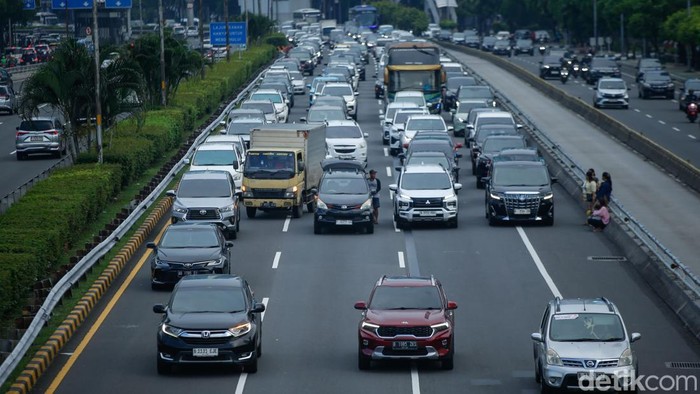 Kemacetan terjadi di Tol Dalam Kota (Dalkot) Jakarta arah Grogol pada Minggu (2/11/2025) sore. Arus kendaraan tersendat cukup panjang akibat sebuah mobil yang mengalami kendala dan mengganti ban di tengah lajur tol.