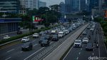 Bikin Macet, Mobil Ganti Ban di Tengah Tol Dalam Kota Jakarta