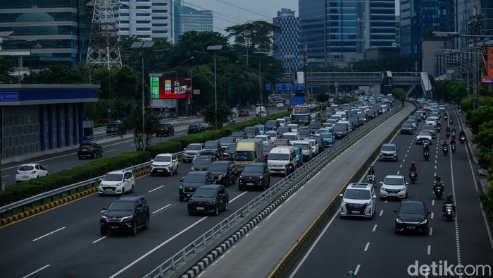 Kemacetan terjadi di Tol Dalam Kota (Dalkot) Jakarta arah Grogol pada Minggu (2/11/2025) sore. Arus kendaraan tersendat cukup panjang akibat sebuah mobil yang mengalami kendala dan mengganti ban di tengah lajur tol.