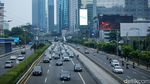 Bikin Macet, Mobil Ganti Ban di Tengah Tol Dalam Kota Jakarta