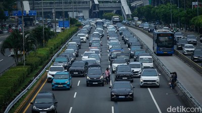 Bikin Macet, Mobil Ganti Ban di Tengah Tol Dalam Kota Jakarta