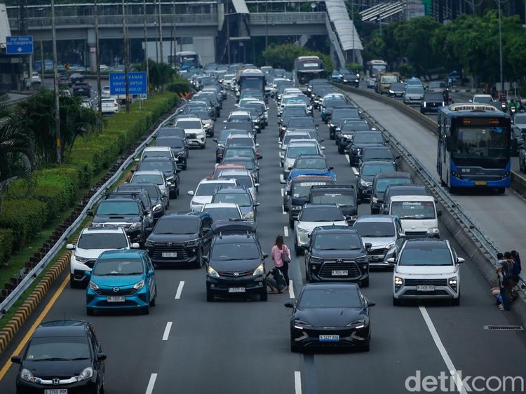 Bikin Macet, Mobil Ganti Ban di Tengah Tol Dalam Kota Jakarta